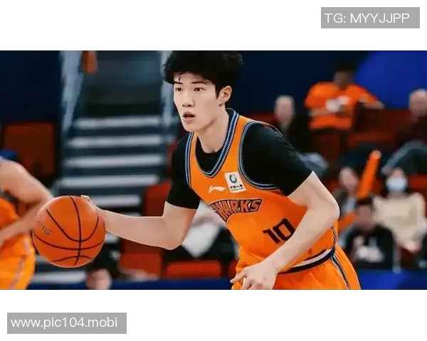 内外开花!偰李永炜半场6中5贡献14分 三分4中3 内外开花!偰李永炜半场6中5贡献14分 三分4中3